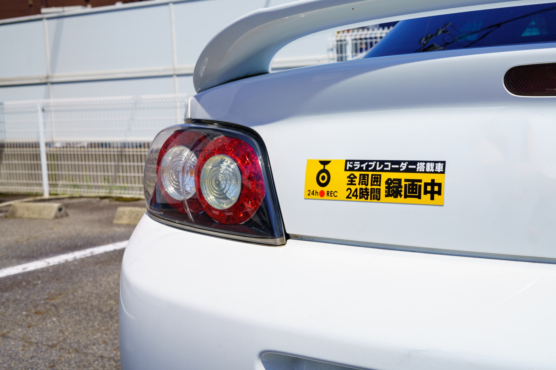 車用マグネットは走行中に飛ばない?吸着力で選ぶ基準